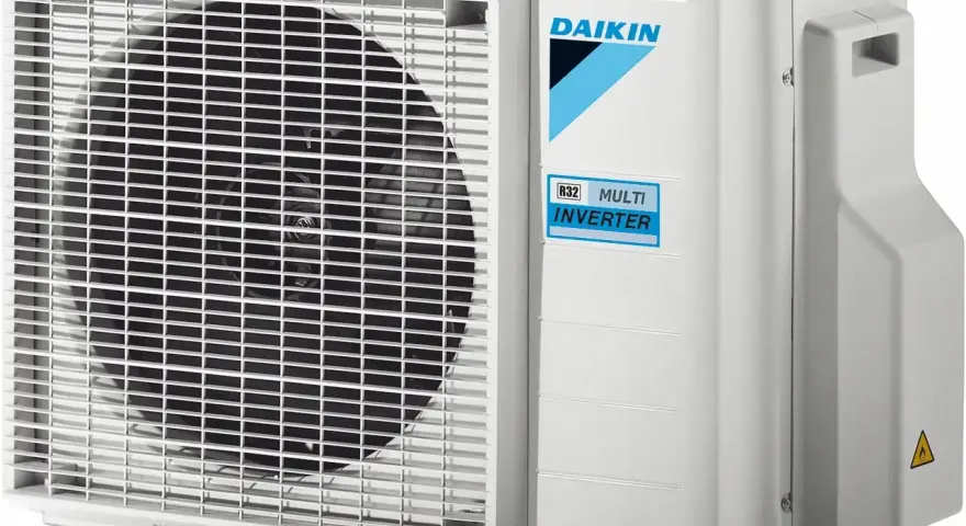 Jednostka zewnętrzna klimatyzacji Daikin multisplit z technologią R32 Multi Inverter, zapewniająca komfortowe chłodzenie i ogrzewanie.