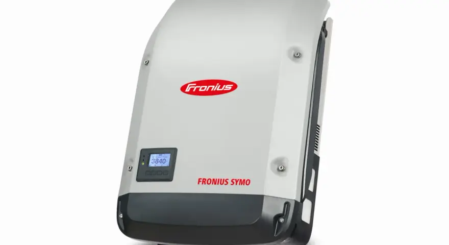 Nowoczesny falownik Fronius Symo 20.0-3-m z wyświetlaczem pokazującym moc wyjściową AC 3840.