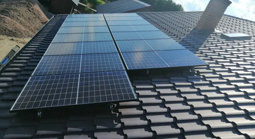 Nowoczesna blachodachówka fotowoltaiczna na dachu domu, która zamienia słońce w energię.