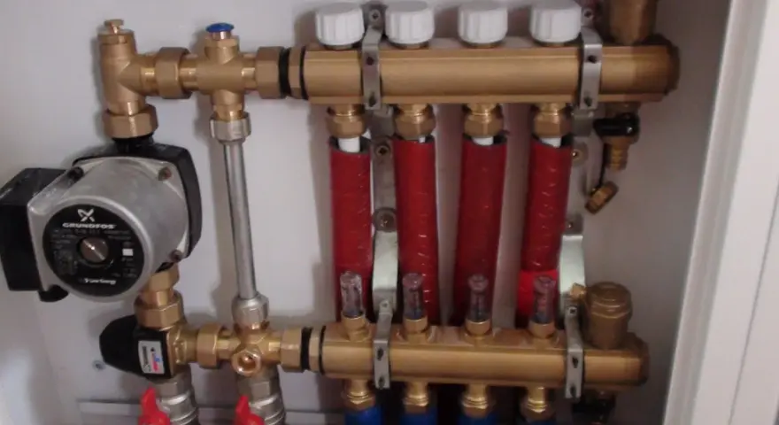 System ogrzewania podłogowego z pompą Grundfos. Widoczny jest zawór zwrotny i odpowietrzacz.