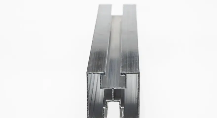 Aluminiowa szyna montażowa do paneli fotowoltaicznych 40x40 mm, z charakterystycznym profilem H, gotowa do budowy instalacji.