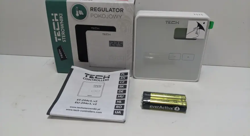 Zestaw regulatora pokojowego TECH ST-294 v2 z instrukcją i bateriami.