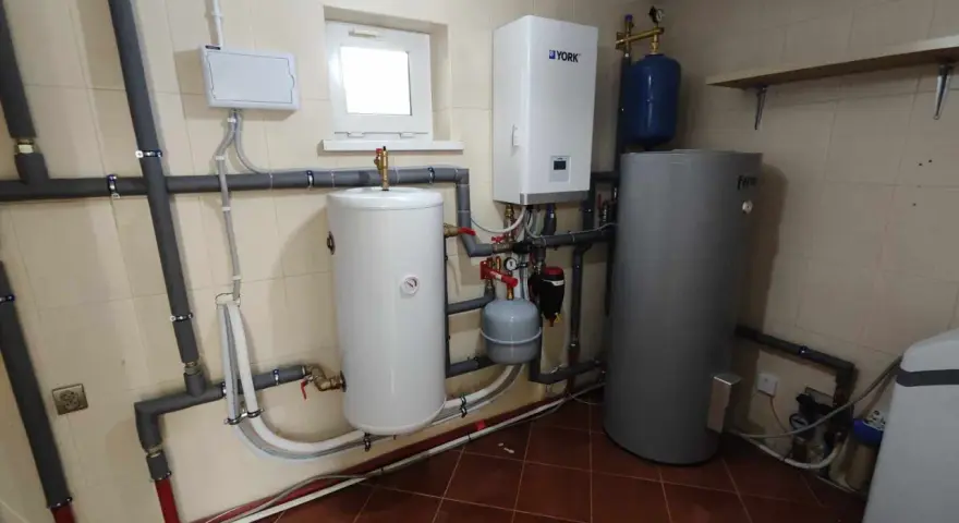 Kotłownia z dwoma bojlerami, kotłem gazowym York i zbiornikiem wyrównawczym. Rury i instalacja wodna, ciśnienie robocze r290.