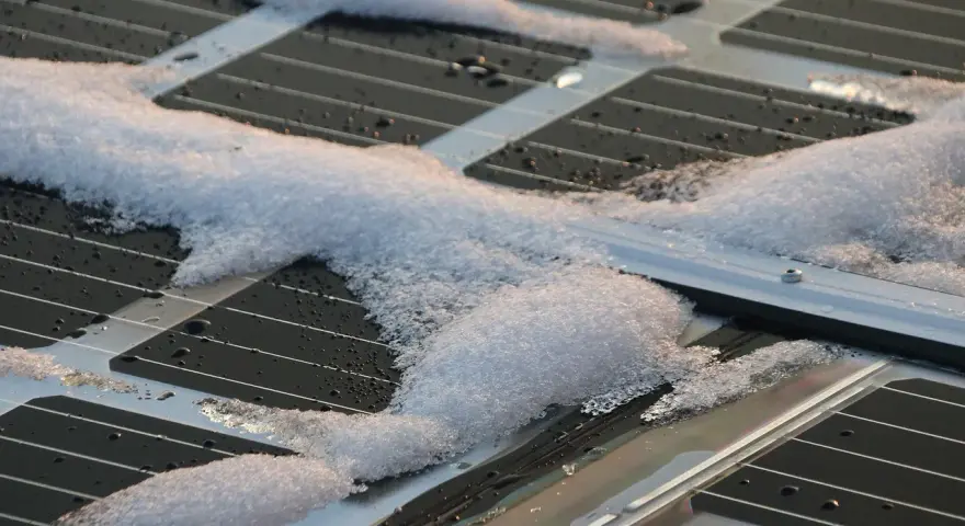 Panele fotowoltaiczne pokryte śniegiem i lodem. Zastanawiasz się, ile prądu produkują panele fotowoltaiczne zimą?