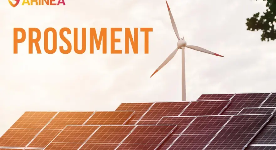 Panele fotowoltaiczne i turbina wiatrowa symbolizują przyszłość energetyki, gdzie prosument odgrywa kluczową rolę.