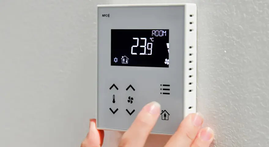 Bezprzewodowy termostat pokojowy do pompy ciepła Kaisai, z wyświetlaczem pokazującym 23.9°C.