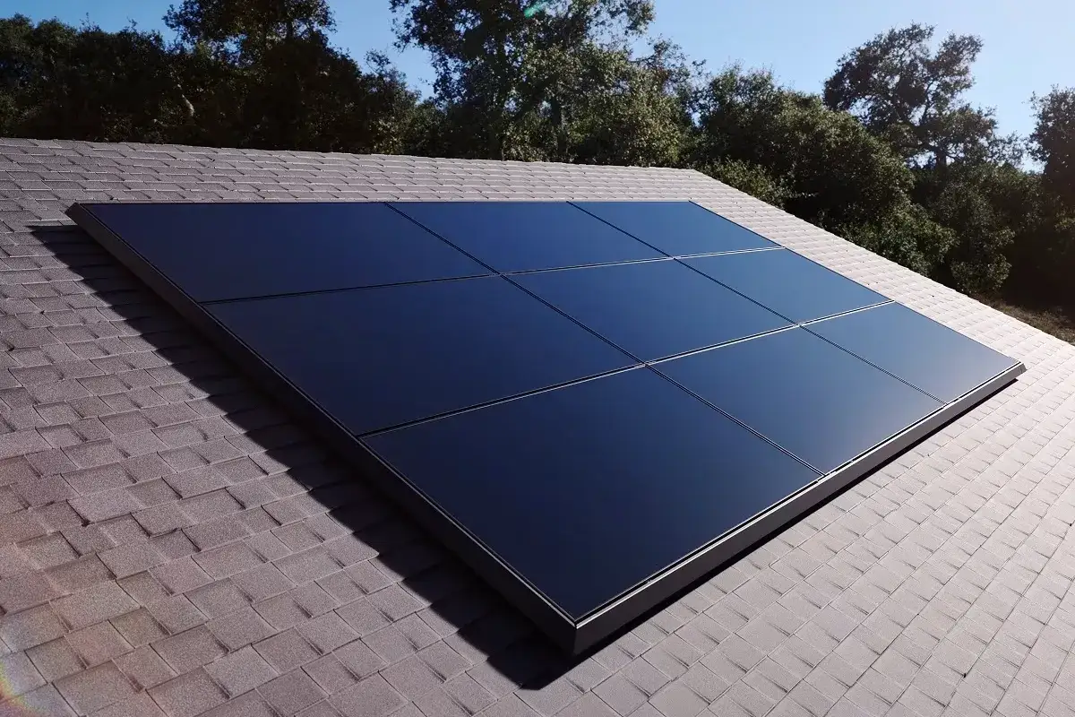 Panele słoneczne na dachu, gotowe do produkcji energii. Zastanawiasz się, ile prądu wytwarza panel słoneczny?