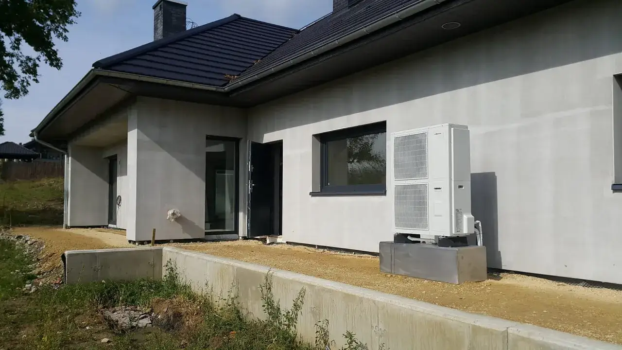 Nowy dom z pompą ciepła, idealny do spełnienia warunk&oacute;w dofinansowania Czyste Powietrze.