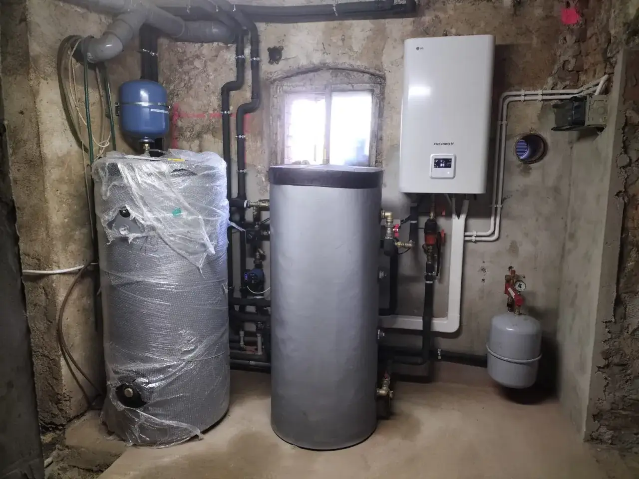 Pompa ciepła LG 12 kW z zasobnikiem i osprzętem w kotłowni.