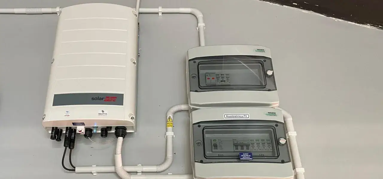 Falownik solaredge se25k podłączony do rozdzielnicy PV. System fotowoltaiczny gotowy do pracy.