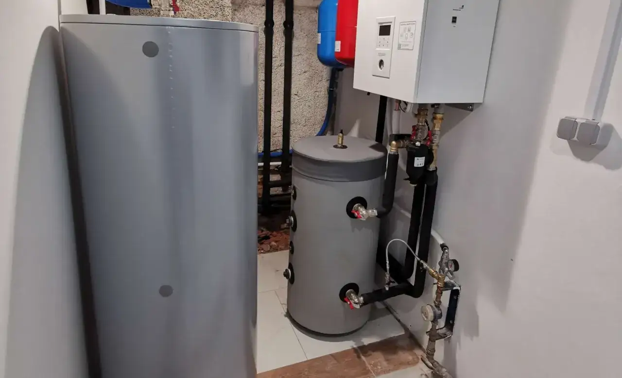 Instalacja pompy ciepła 12 kW z dwoma zasobnikami. Jaki bufor do pompy ciepła 12 kw? Oto odpowiedź w postaci dw&oacute;ch zbiornik&oacute;w.