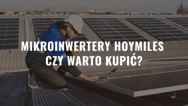 Technik na dachu sprawdza instalację fotowoltaiczną z mikroinwerterem Hoymiles.